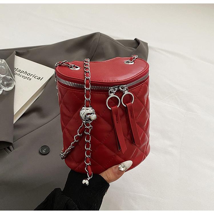

Rhombus embroidery thread chain bag women s trend shoulder messenger bag 2025 new fashion personalized three-dimensional heart bucket bag красный