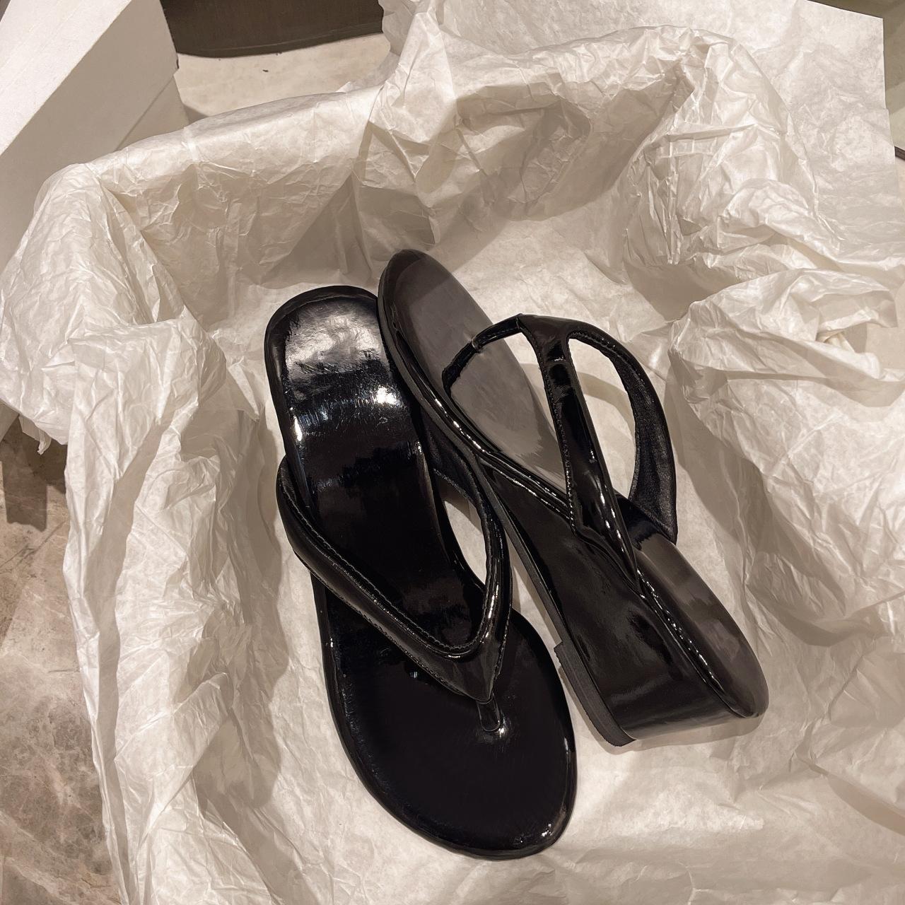 

Шлепанцы женские летние новые на толстой подошве повседневные для пляжа крутые тапочки подошва-маффин сандалии с перемычкой для пальца 42 чёрный