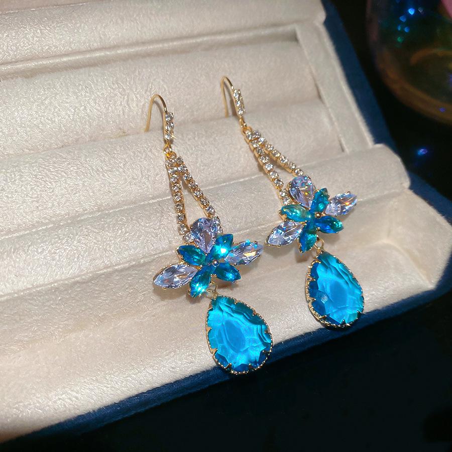 High-End European Style Zirconia Flower Drop Earrings – Luxurious & Unique Fashion Accessory