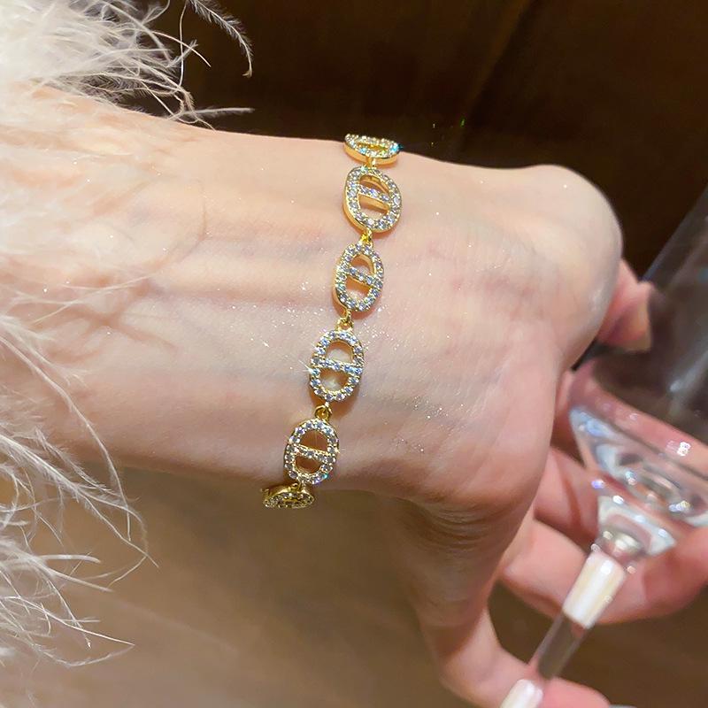 Pozłacana Bransoletka z Cyrkoniami i Klamrą w Kształcie Świńskiego Noska - Luksusowy, Modny i Unikalny Design