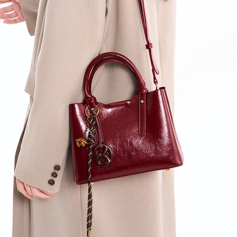 

Large capacity bag female tote bag 2025 new armpit bag high sense commuter red wedding bag female bride bag