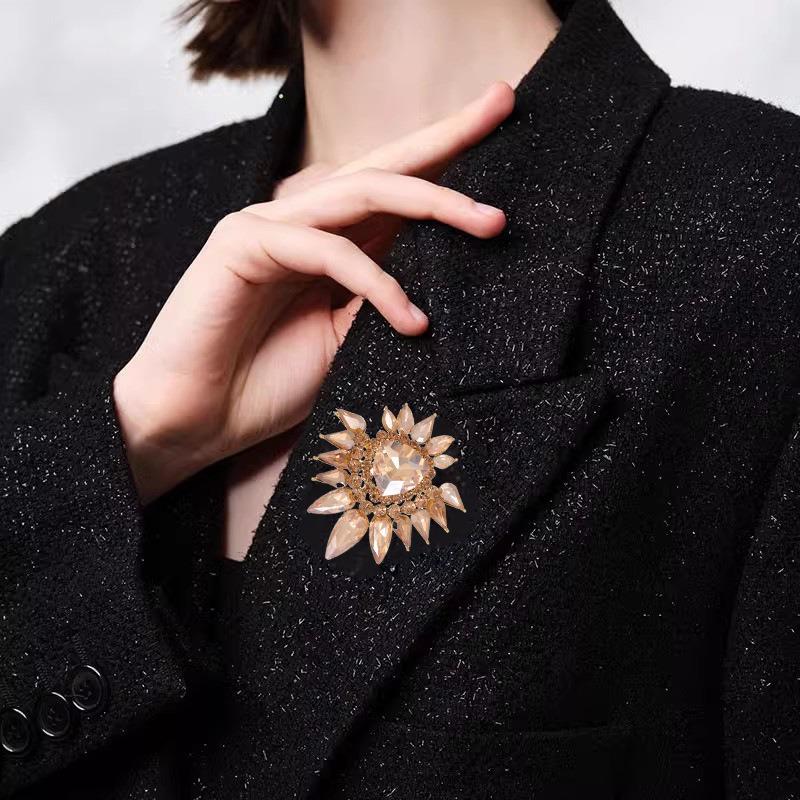 Luxurious Court-style Crystal Brooch, High-end Mistake, Light Luxury Design Sense, Niche Brooch, Grand Suit Corsage