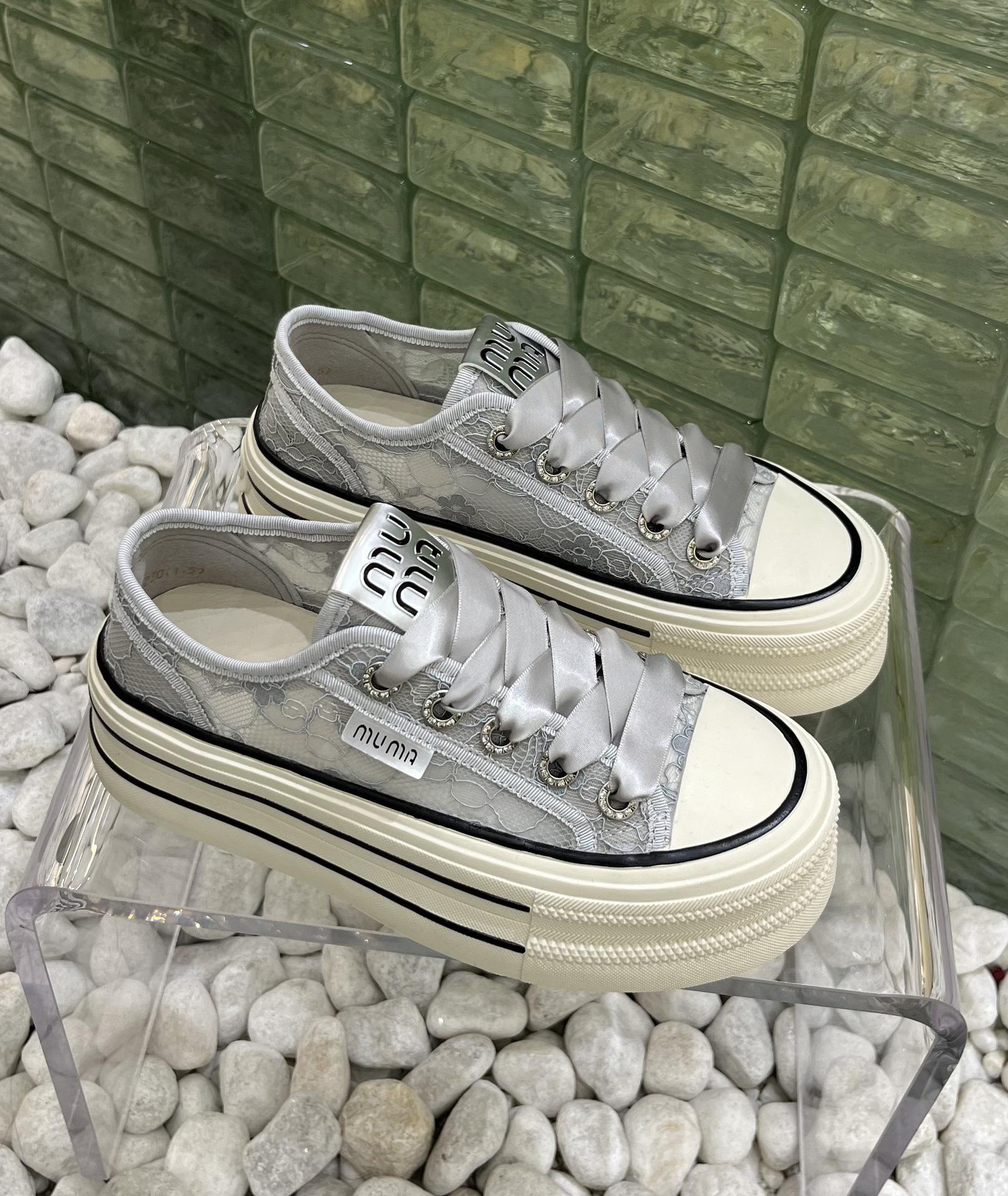 

Breathable little white shoes women s 2025 summer new fashion mesh sports versatile mesh shoes hollow muffin casual women s shoes 40 серебряный серый