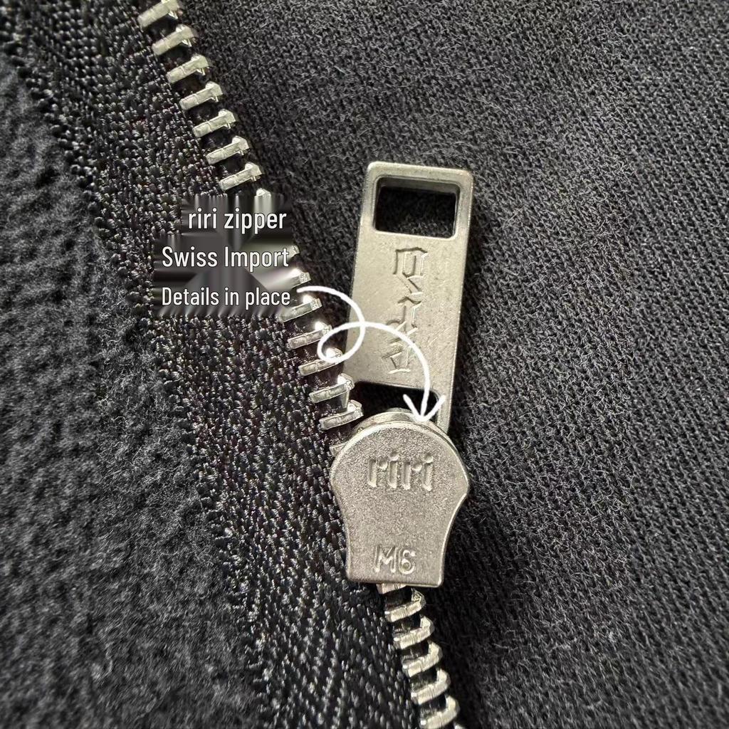 Bluza z kapturem drugiej generacji w stylu vintage z przetarciami, dziurami i pineskami - 1090g Melancholiczna Bogata Edycja