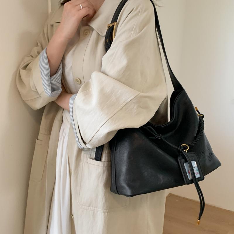 A Retro Casual Single-shoulder Crossbody Bag for Commuting To Work, A Soft Leather Large-capacity, Relaxed Tote Bag