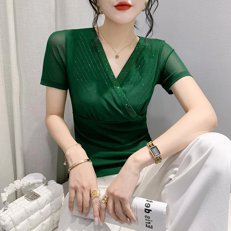 European Spring/Summer 2023 V-neck Mesh T-shirt with Rhinestone Cutout: Women's Fashionable Slimming Base Shirt