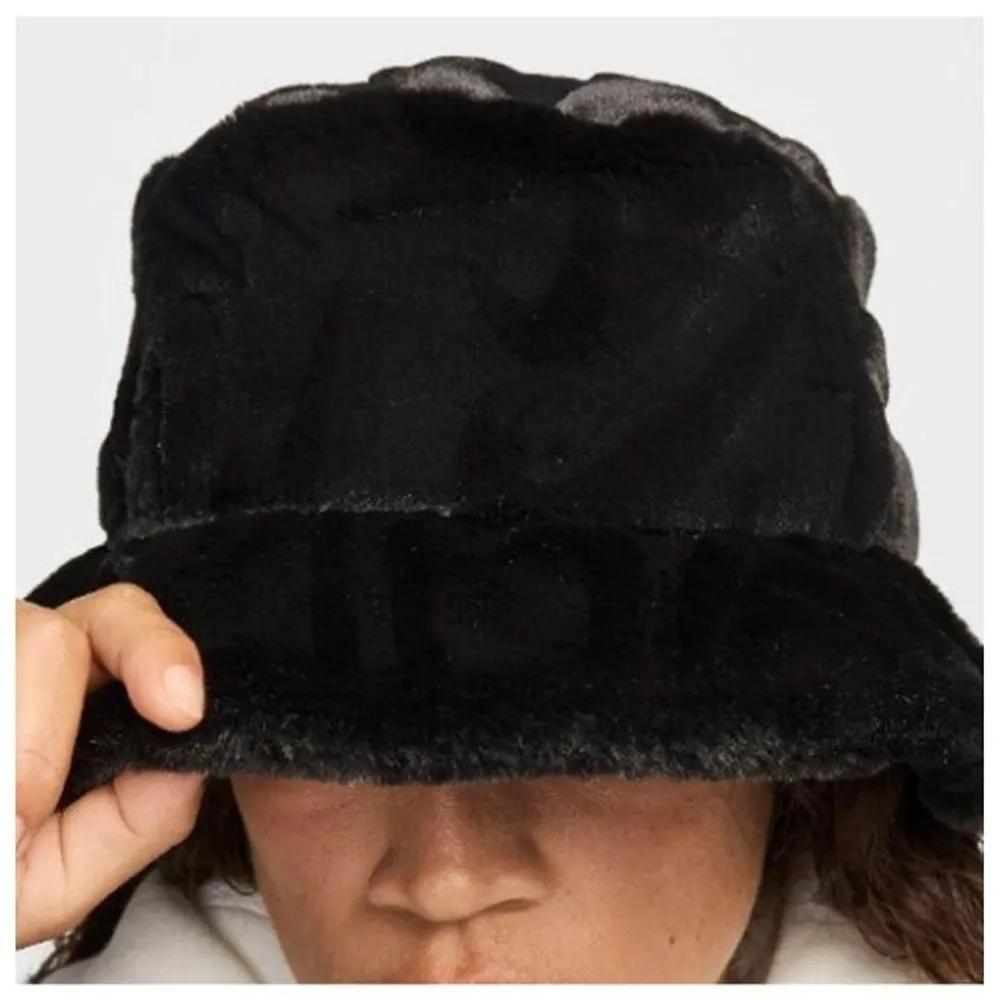 Hat HQS HF7194-010 Faux Fur Bucket Hat Black series