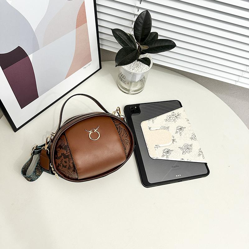 A refined PU shoulder bag in the shape of a solid rugby ball, suitable for keys, mobile phones, cosmetics and jewelry