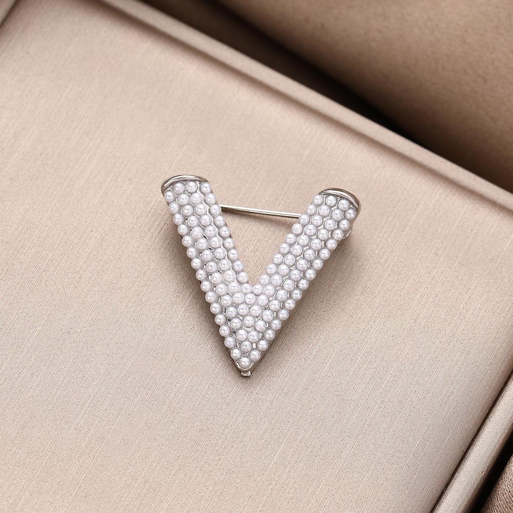 Luxury Pearl & Rhinestone V-Shaped Brooch – Elegant Anti-Exposure Corsage Accessory for Suits.