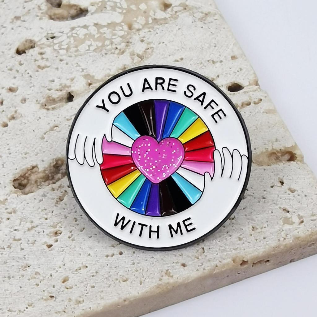 Custom Heart Glitter Alloy Brooch: Fashionable English Letter Pin for Backpacks, Clothes, and Accessories