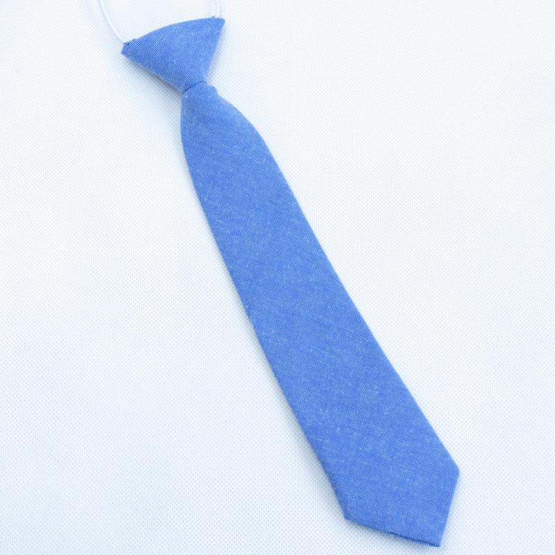 Różnorodność bawełnianych krawatów dziecięcych, urocze dziecięce krawaciki w jednolitym kolorze dla małego dżentelmena zaczynają być akceptowane.