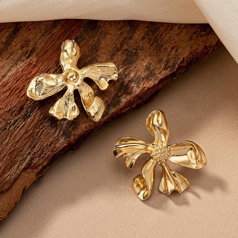 

Элегантные серьги-пусеты в виде неправильных металлических цветов - Модные и стильные для повседневной носки и вечеринок