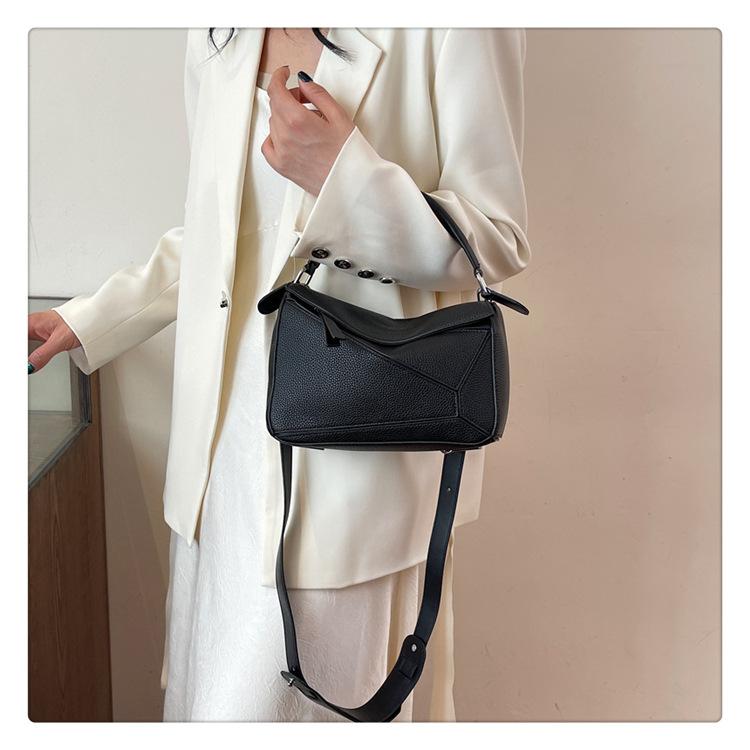 Lychee Pattern Portable Shoulder Messenger Bag, Fashionable and Practical.
