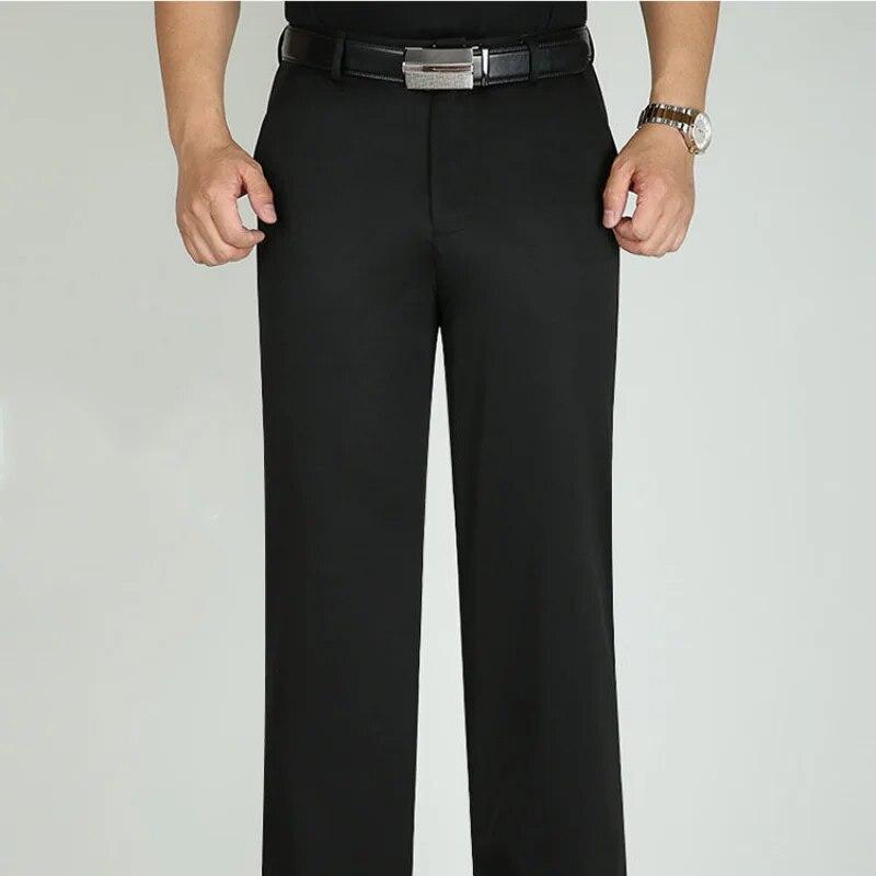 Bărbați subțiri de vârstă mijlocie, pantaloni de costum eleganti, ocazional, îmbrăcăminte de stradă, pantaloni largi, largi, drepti