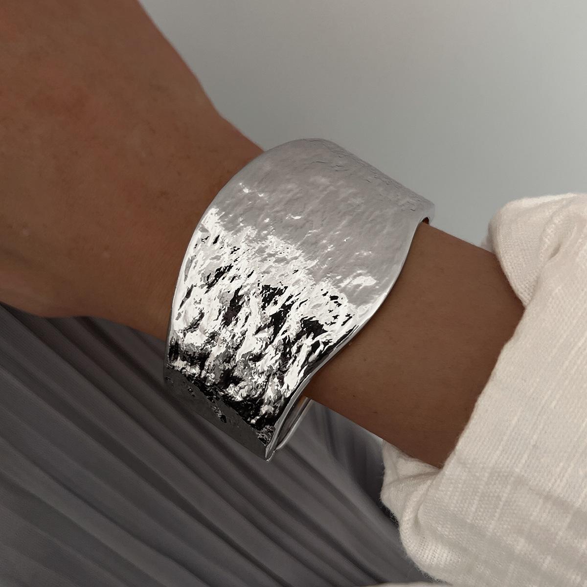 

Ювелирные изделия 2025 Новый ювелирный браслет Преувеличенный широкий браслет-молоток Модный нерегулярный браслет