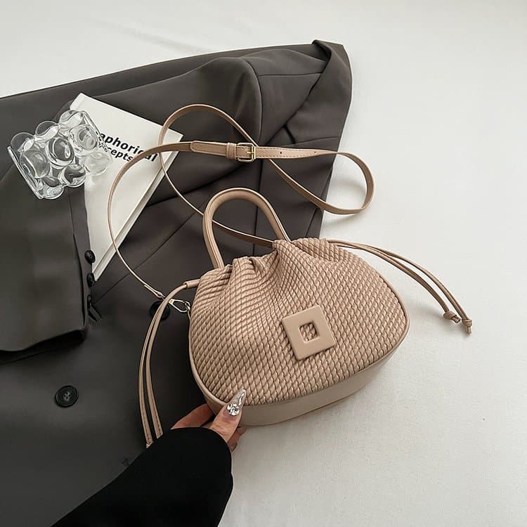 Стильная женская сумка через плечо с текстурой хаки