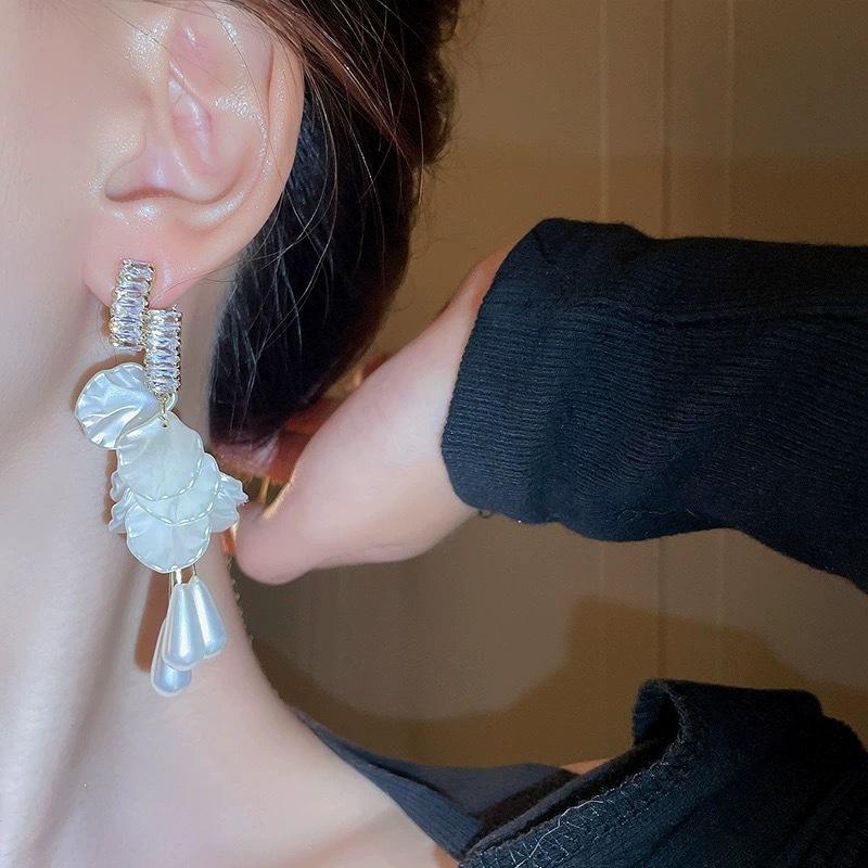 Exaggerated heavy industry long super fairy white flower earrings, new temperament pearl water drop earrings, earrings for women