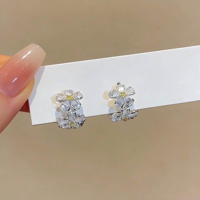 

Sweet temperament zircon flower ear buckle light luxury niche design earrings fashion versatile high sense exquisite earrings