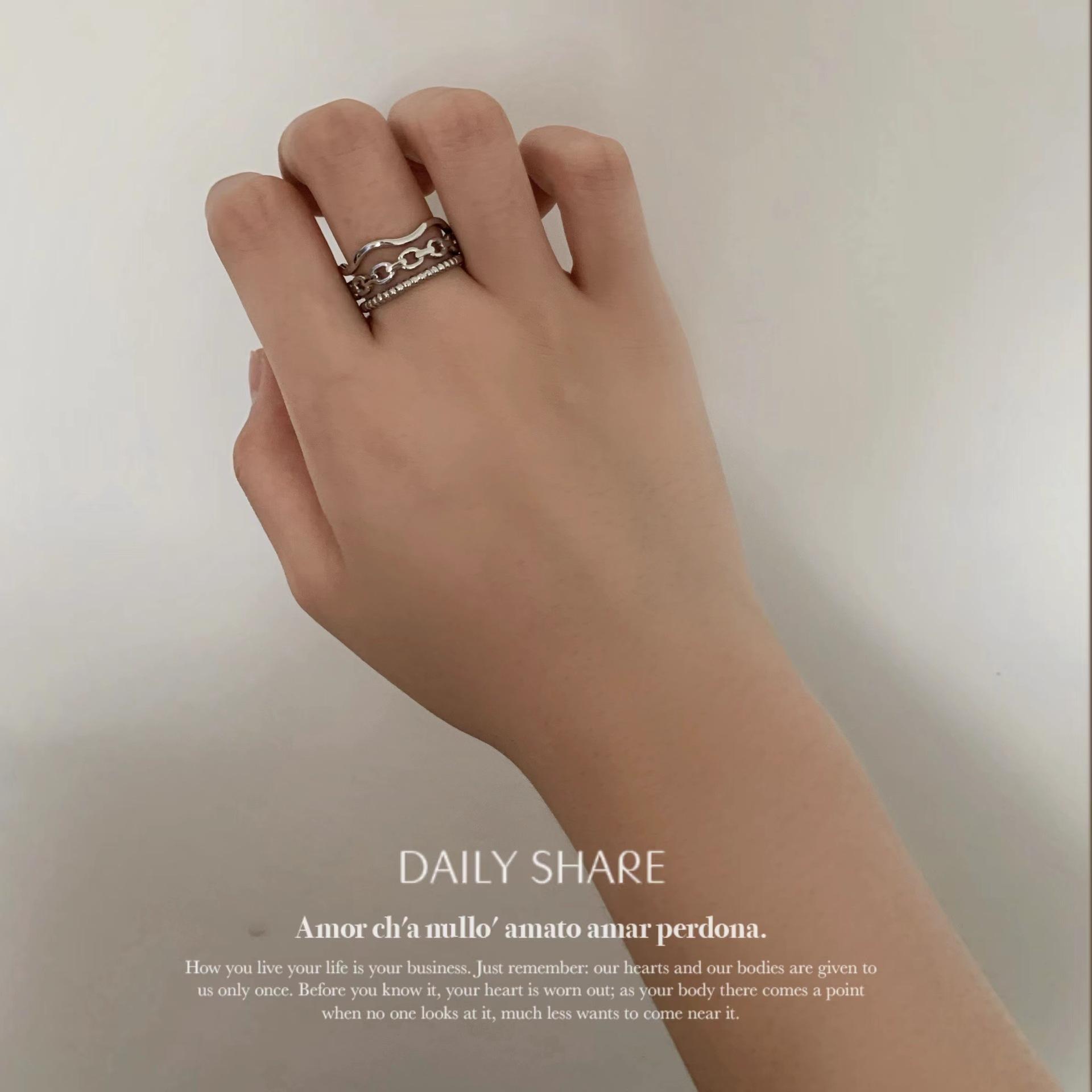 

Ниша трехслойная волнистая круглая бусина сращивание полое кольцо край титан сталь 18-каратное золото простое персонализированное модное кольцо opening adjustable