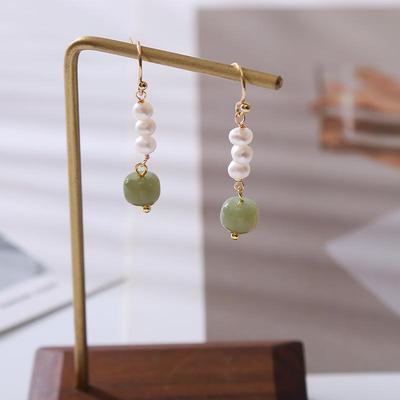 Retro Elegant Pearl Earrings: Women's Fashionable Light Luxury Dangle Design