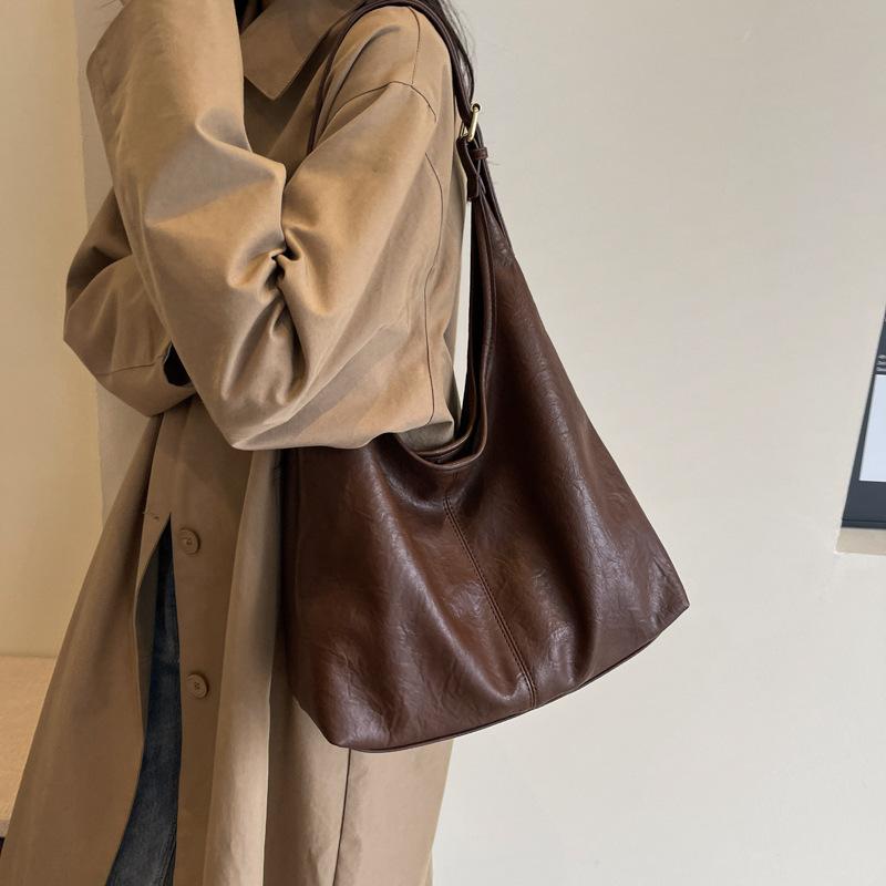 Retro soft leather tote bag women's large capacity 2025 new versatile fashion shoulder bag casual commuter bucket bag