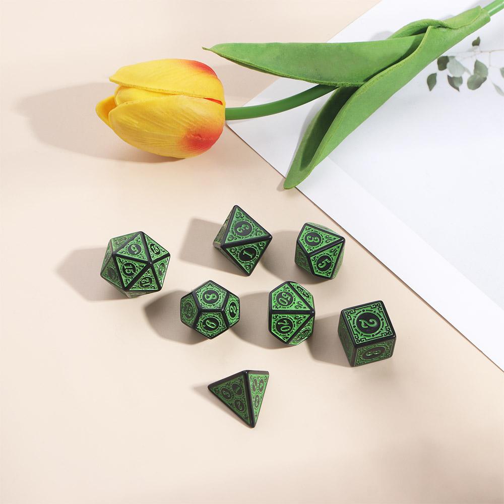 Family Party Board Games Carved Pattern Dice Set 7pcs Dice Set Game Dice Polyhedral Dices