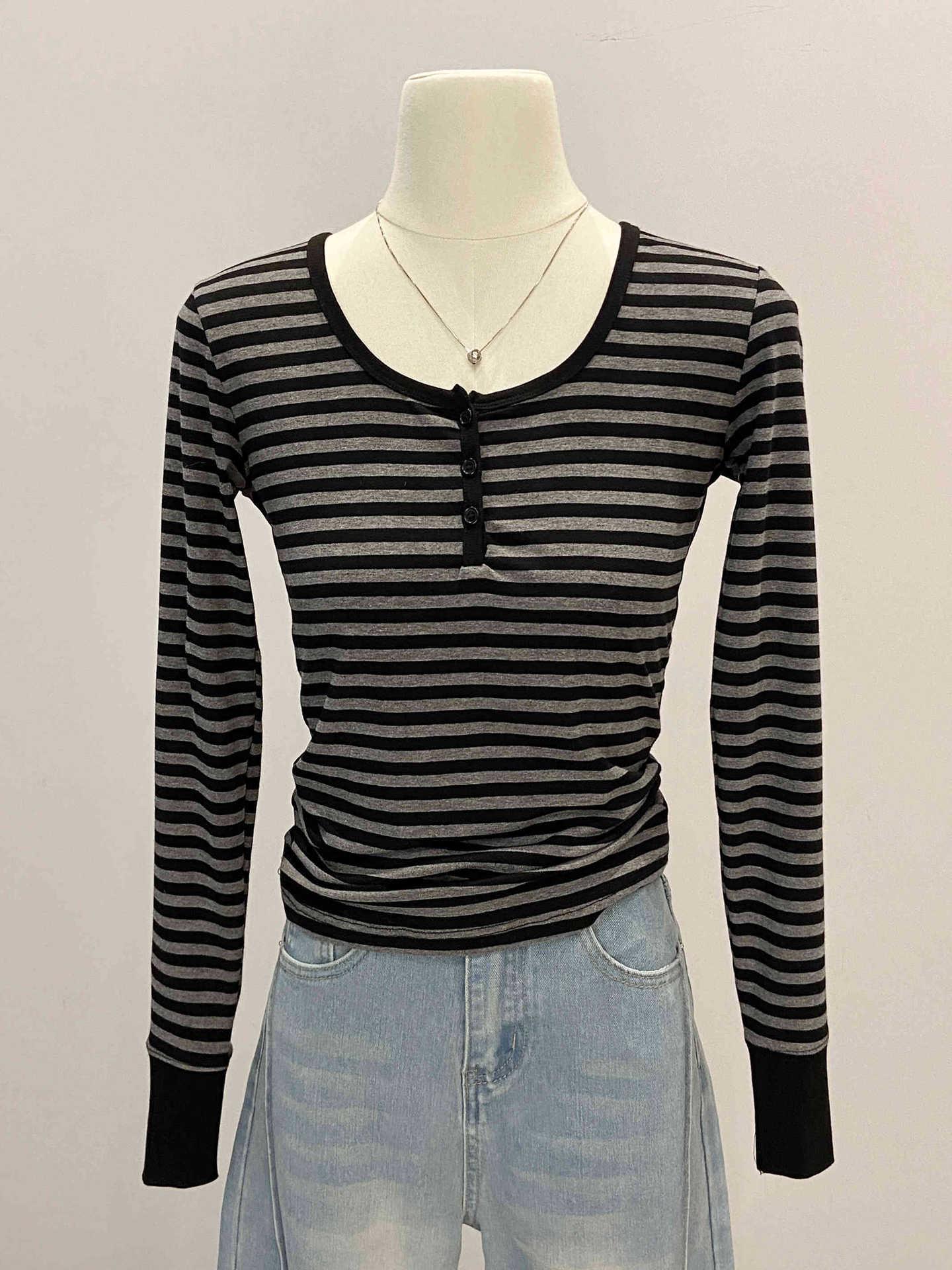 

Женская европейская полосатая базовая рубашка с U-образным вырезом и длинным рукавом, прямой дизайн плеч, весенняя одежда Small серый/чёрный