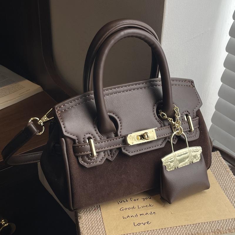 Retro Bag Women's Large Capacity 2025 New Autumn and Winter Versatile Niche Design Messenger Bag Portable Commuter Tote Bag