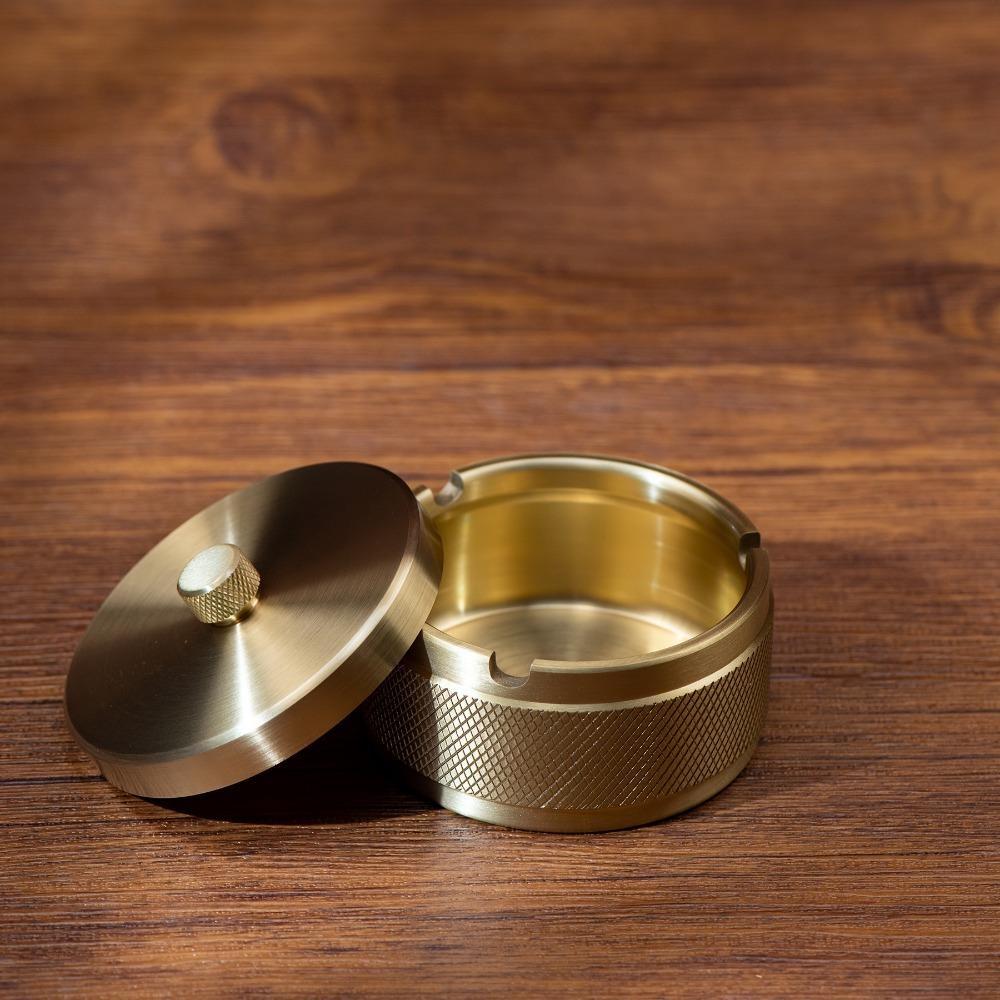 Creative Scandinavian Style Elegant Brass Ashtray with Lid Anti-Fly Traditional Design Decor Luxury Office Car Ashtray Accessory