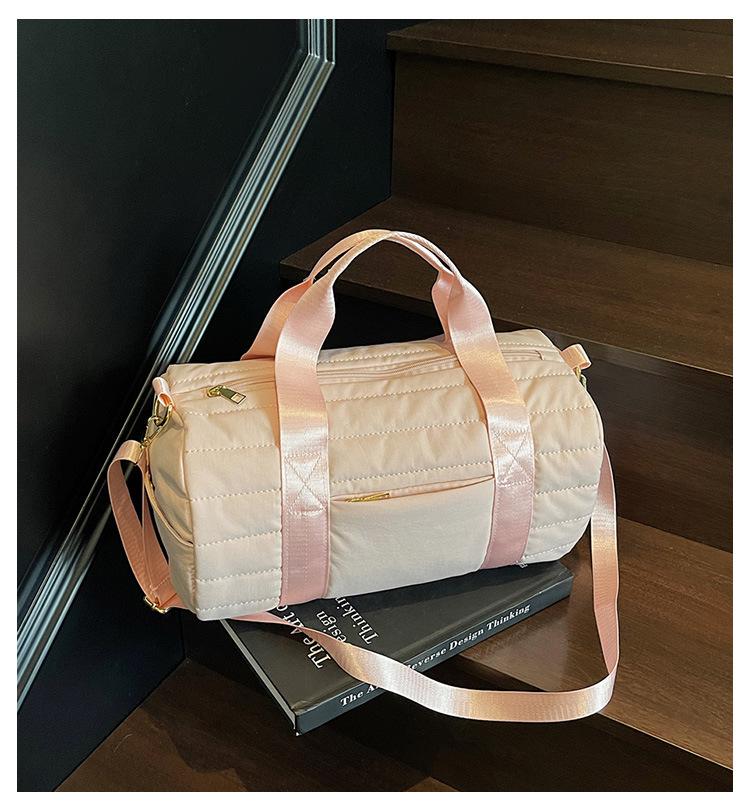 Large-Capacity Quilted Plaid Travel Bag for Outings and Sports