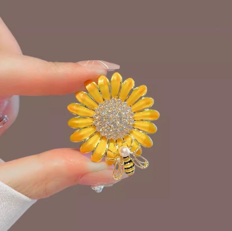 1Pc Charm Enamel Sunflower Bee Brooch Korean Fashion Pin Personalized Creative Jewelry Accessories Party Banquet Birthday Gift