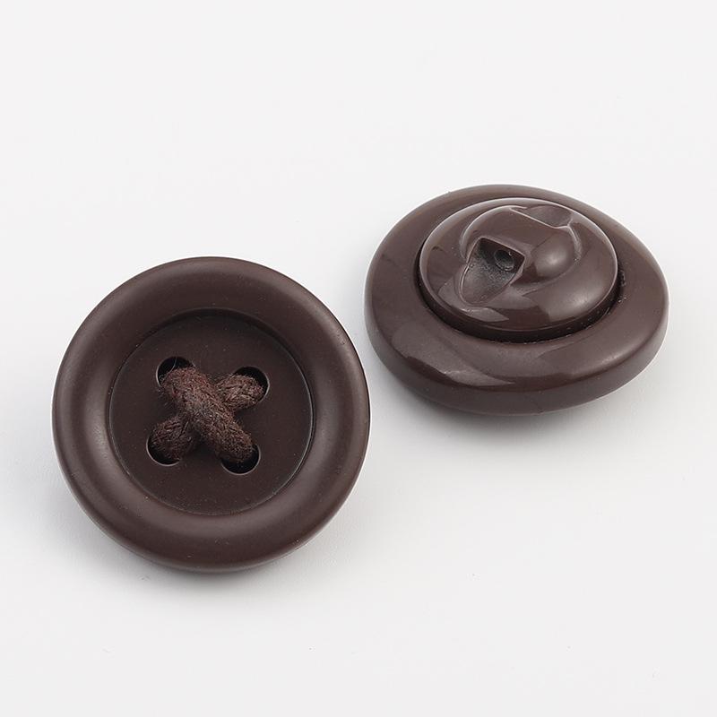 

Кашемировое ветрозащитное пальто с высокоподнятыми кнопками из смолы - Модный декоративный аксессуар