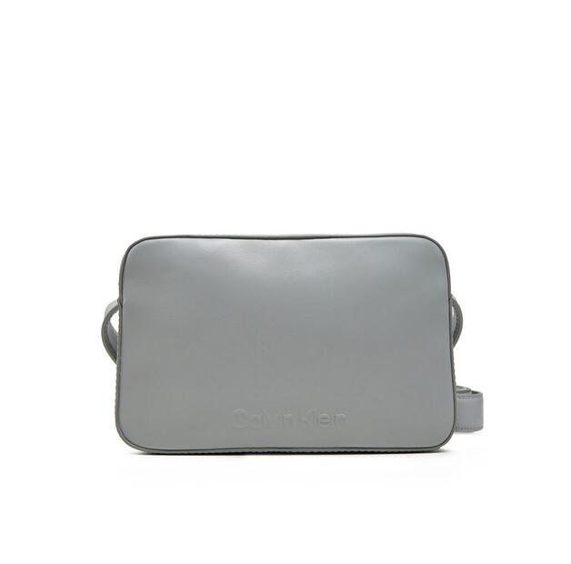 Сумка Calvin Klein Embossed Logo Camera Bag One Size 11850₽
