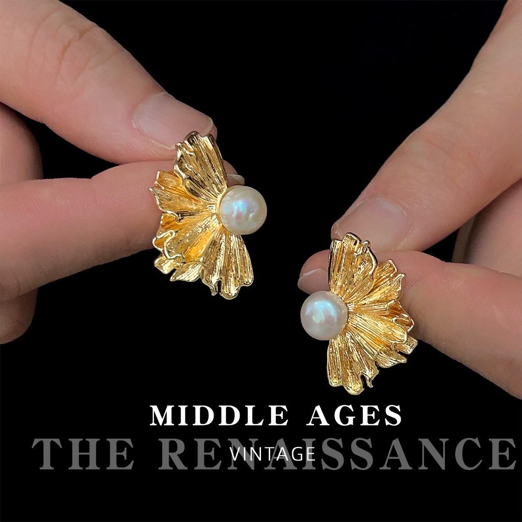 Легкие средневековые французские серьги-гвоздики в виде цветка из речного жемчуга, серьги-гвоздики в виде нерегулярного трехмерного цветка из старинного золота, украшения для ушей