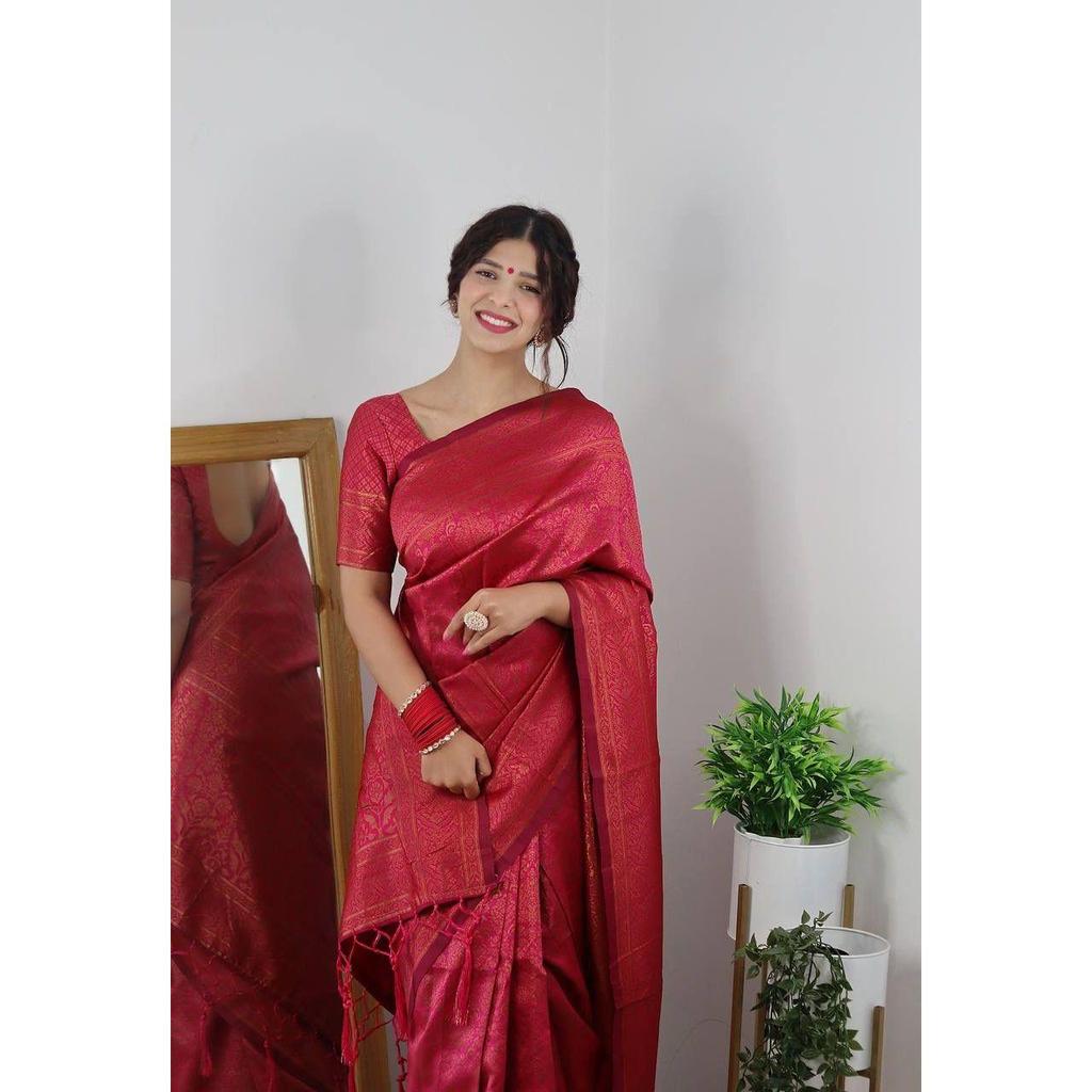 Dieser wunderschöne Saree ist elegant mit wunderschönem solidem Jacquard-Gewebe verziert, das dem Outfit einen perfekten Look verleiht.