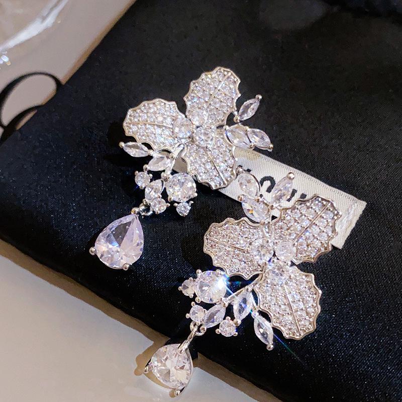 Orecchini Vintage a Forma di Pera con Perle e Intarsi di Diamanti - Stile Retrò, Lusso Leggero, Design di Alta Gamma