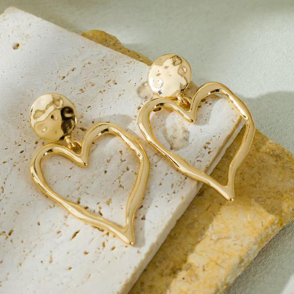 Fashionable Love Earrings Elegant Earrings Simple and High-end Design Suitable for Daily Wear