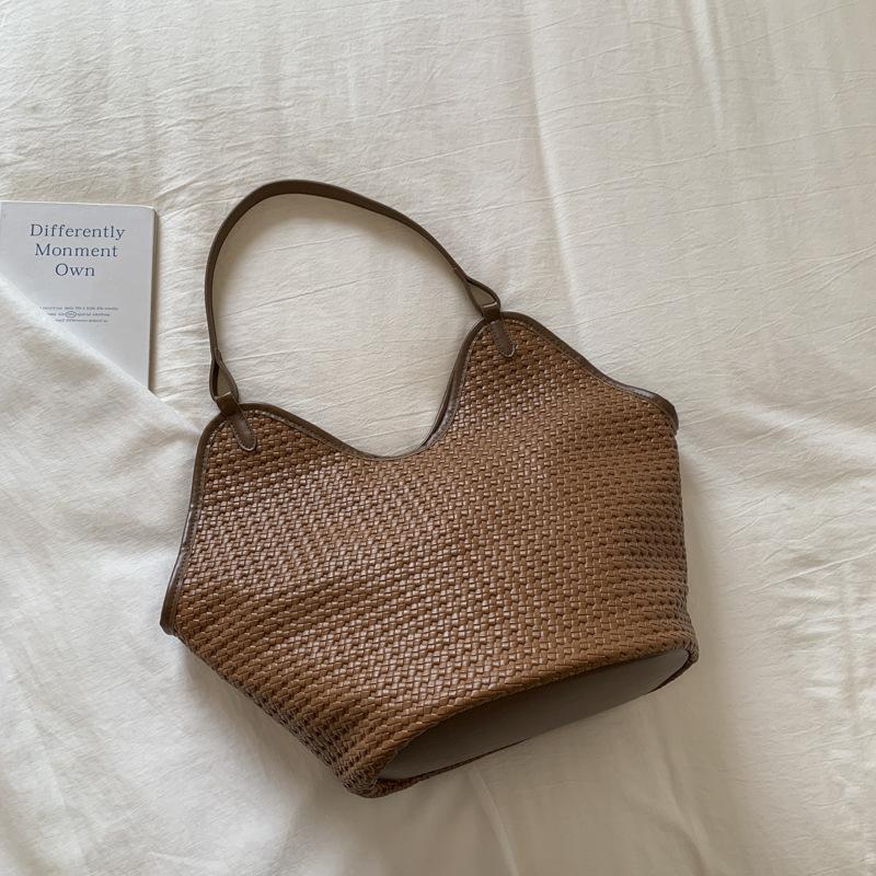 

Niche woven bucket bag women s 2025 autumn large-capacity leisure foreign style high-value commuting shoulder armpit bag коричневий