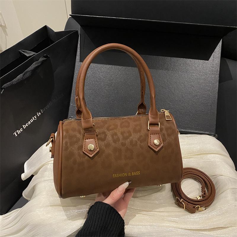 

Spring new retro shoulder bag fashion hot sale leopard print commuter pillow bag handbag коричневый