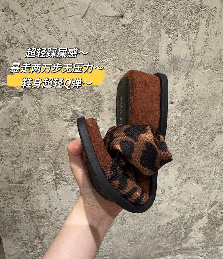 

Niche design slope heel cool slippers women s outer wear 2025 summer new fashion square toe platform sandals 40