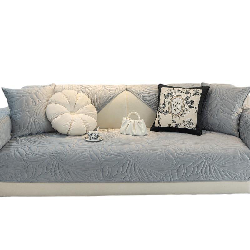 Простая зимняя подушка для дивана — фото 5