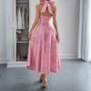 Abito da donna alla moda, colorato, elegante, con temperamento, con scollo all'americana e cintura in vita