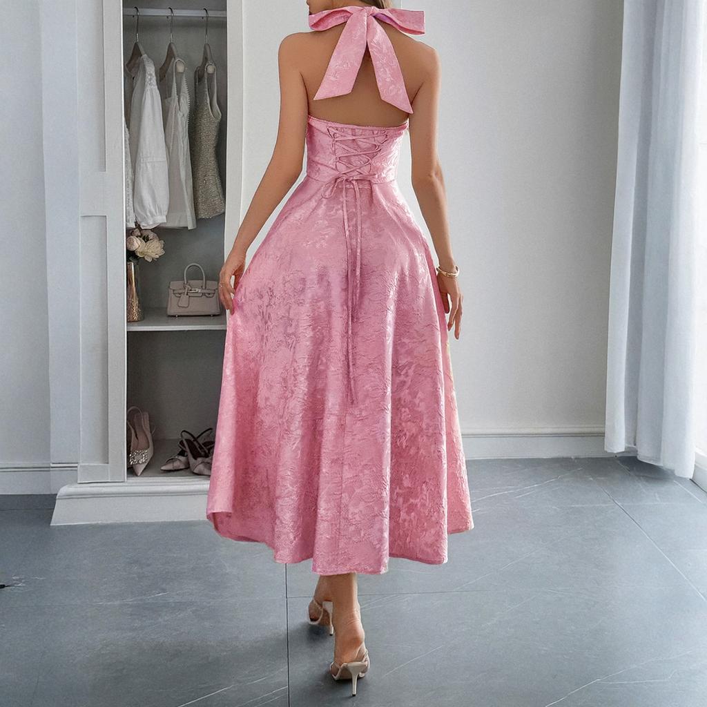 Abito da donna alla moda, colorato, elegante, con temperamento, con scollo all'americana e cintura in vita
