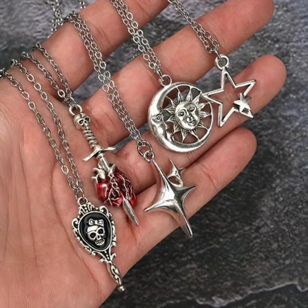 5er Set Gothic Punk Stern Mond Sonne Herz Totenkopf Schwert Herz Anhänger Halskette für Männer Frauen Freunde Halloween Schmucksets Geschenke