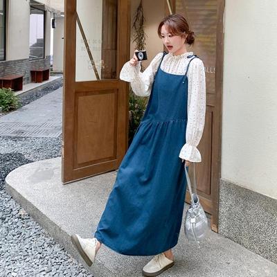 Polka-Dot-Denim-Latzkleid Frühjahr 2025: Modisch, Stilvoll und Neu