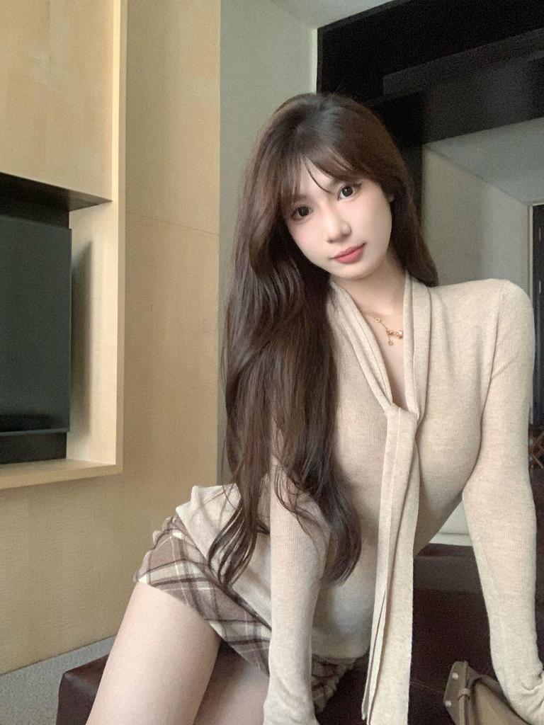 Women's Slim V-Neck Sweater - Versatile, Elegant Early Spring Wear