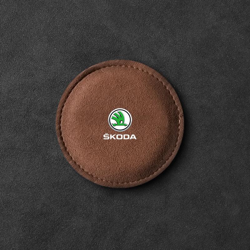 

Подушка-подстаканник для автомобиля, из ПУ кожи, с прорезью, противоскользящий коврик-подставка, эмблема для Skoda Octavia Fabia A7 Kamiq Kapoq Kodiaq Rapid SCALA Superb Yeti Derivati 2Pcs коричневый
