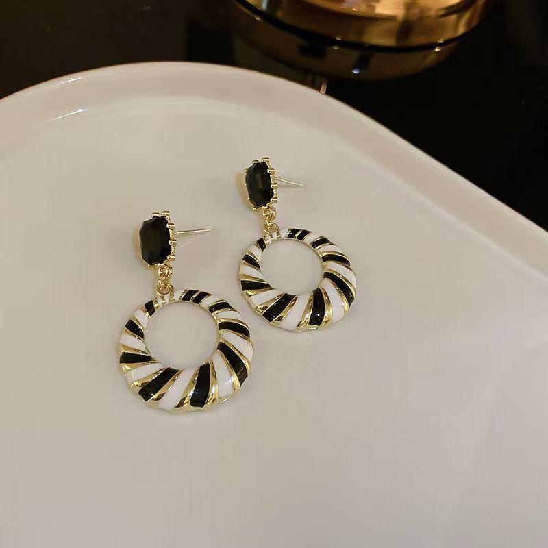 Evropský a americký styl černo-bílé pruhované geometrické náušnice - Retro hongkongský design pro ženy