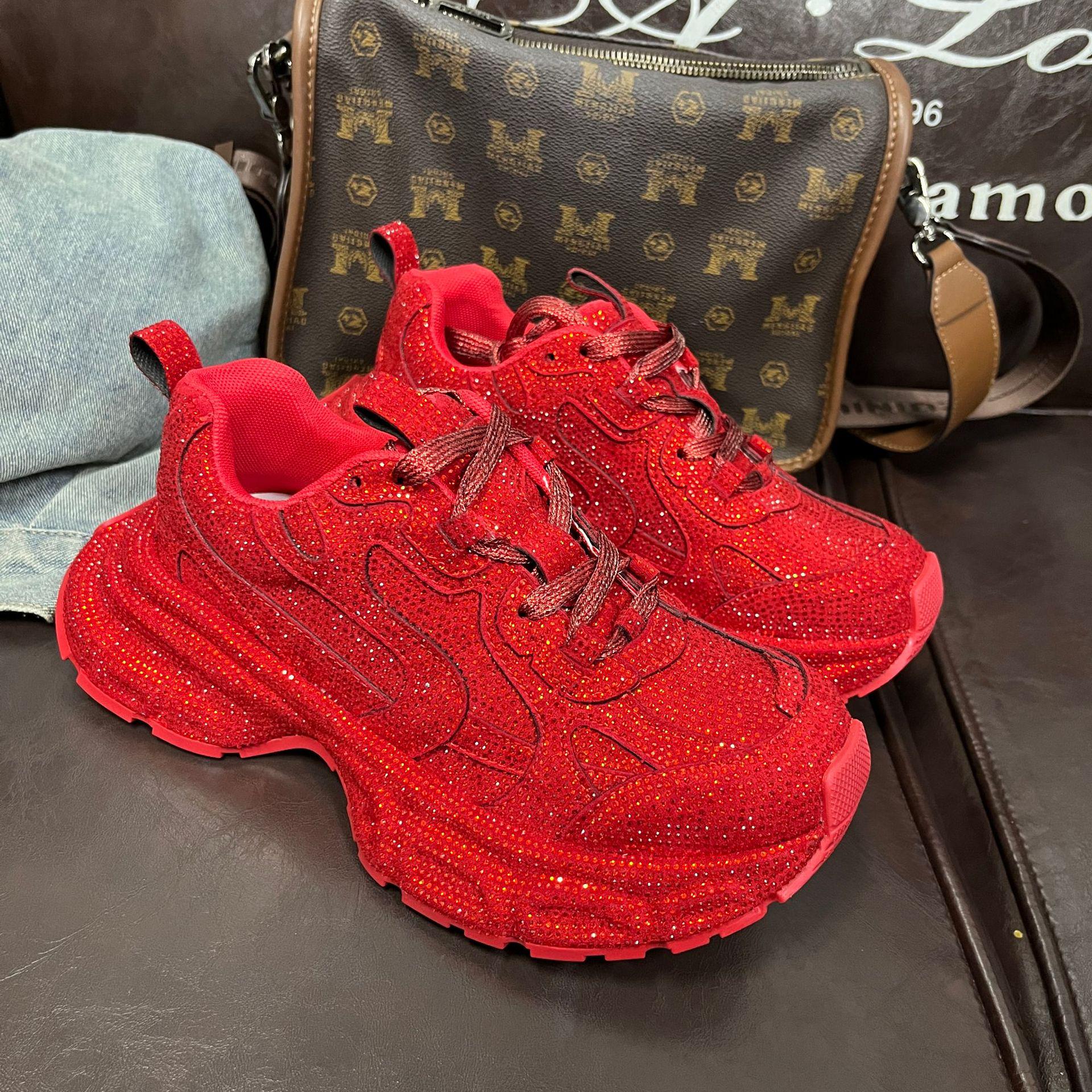 

Европейские блестящие кроссовки на толстой подошве в стиле «папиных»: Трендовые повседневные кроссовки для бега с увеличением роста 39 красный