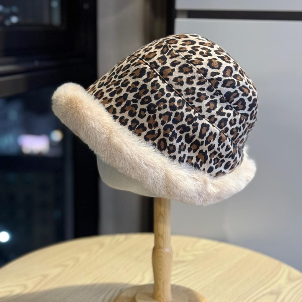 Plush Hat for Women in Winter Thickened and Velvet Warm Ear Protection Hat Fashionable and Versatile Face Showing Small Basin Hat